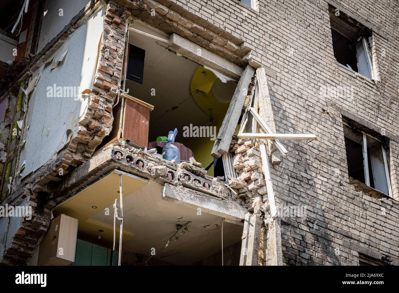 Bakhmut, Ukraine. 24th May, 2022. A living room and a dining table can be seen in the ruins of the residential building destroyed by Russian artillery strikes in Bakhmut, Donbas. As Bakhmut stands as a key city to Ukrainian forces in defending Donetsk(Donbas) region, the city is under attack by the Russian troops. The Russian invasion of Ukraine started on February 24, the war that has killed numerous civilians and soldiers. Credit: SOPA Images Limited/Alamy Live News Stock Photo