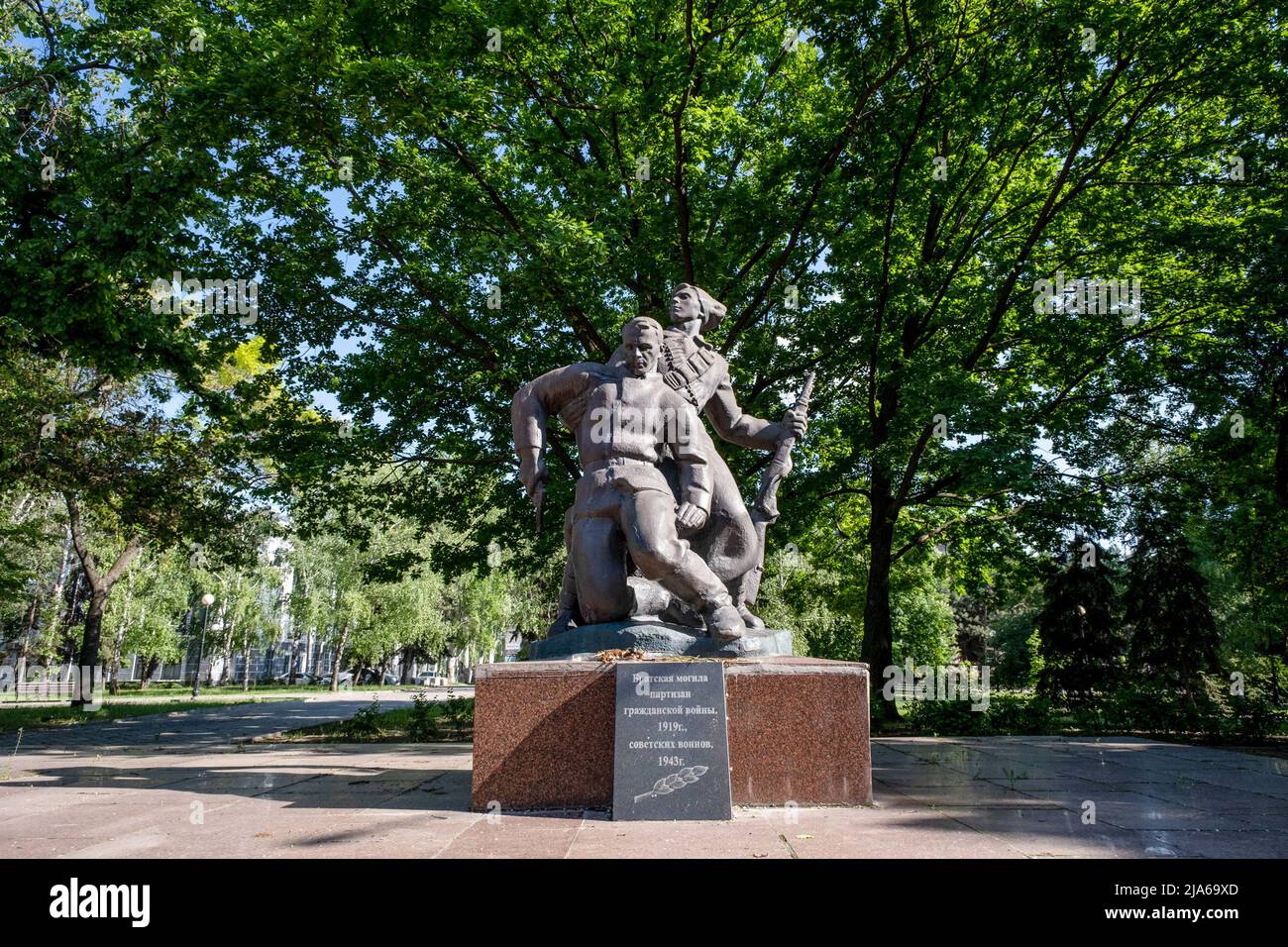 Bakhmut, Ukraine. 24th May, 2022. A soviet statue can be seen in a park in Bakhmut, Donbas. As Bakhmut stands as a key city to Ukrainian forces in defending Donetsk(Donbas) region, the city is under attack by the Russian troops. The Russian invasion of Ukraine started on February 24, the war that has killed numerous civilians and soldiers. (Photo by Alex Chan Tsz Yuk/SOPA Images/Sipa USA) Credit: Sipa USA/Alamy Live News Stock Photo