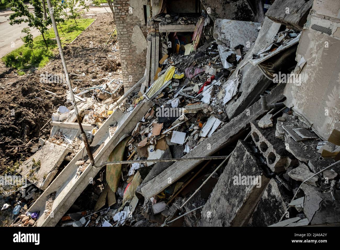 Bakhmut, Ukraine. 24th May, 2022. Ruins and debris of a residential building in Bakhmut, Donbas. As Bakhmut stands as a key city to Ukrainian forces in defending Donetsk(Donbas) region, the city is under attack by the Russian troops. The Russian invasion of Ukraine started on February 24, the war that has killed numerous civilians and soldiers. (Photo by Alex Chan Tsz Yuk/SOPA Images/Sipa USA) Credit: Sipa USA/Alamy Live News Stock Photo