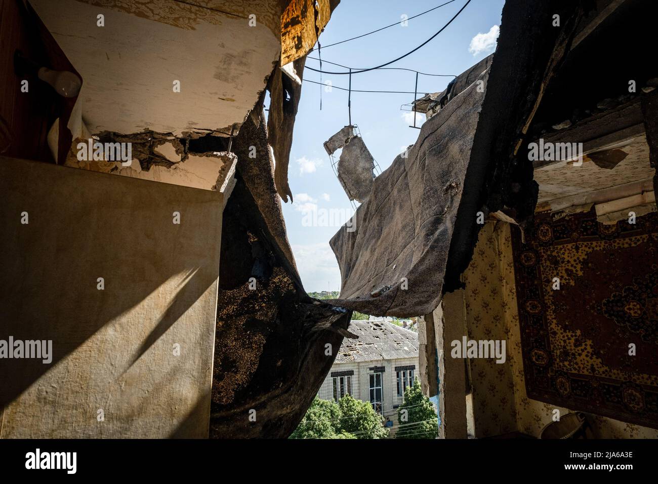 Bakhmut, Ukraine. 24th May, 2022. The rooftop of the residential building collapsed after being hit by a Russian artillery strikes in Bakhmut, Donbas. As Bakhmut stands as a key city to Ukrainian forces in defending Donetsk(Donbas) region, the city is under attack by the Russian troops. The Russian invasion of Ukraine started on February 24, the war that has killed numerous civilians and soldiers. (Photo by Alex Chan Tsz Yuk/SOPA Images/Sipa USA) Credit: Sipa USA/Alamy Live News Stock Photo