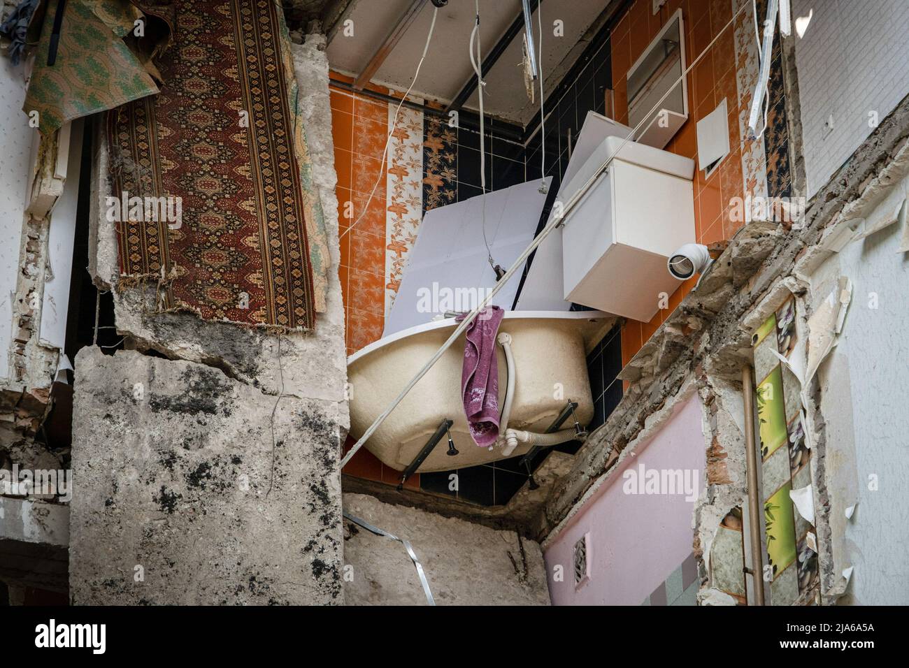 Bakhmut, Ukraine. 24th May, 2022. A hanging bathtub is seen in the ruins of the residential building destroyed by Russian artillery strikes in Bakhmut, Donbas. As Bakhmut stands as a key city to Ukrainian forces in defending Donetsk(Donbas) region, the city is under attack by the Russian troops. The Russian invasion of Ukraine started on February 24, the war that has killed numerous civilians and soldiers. (Photo by Alex Chan Tsz Yuk/SOPA Images/Sipa USA) Credit: Sipa USA/Alamy Live News Stock Photo