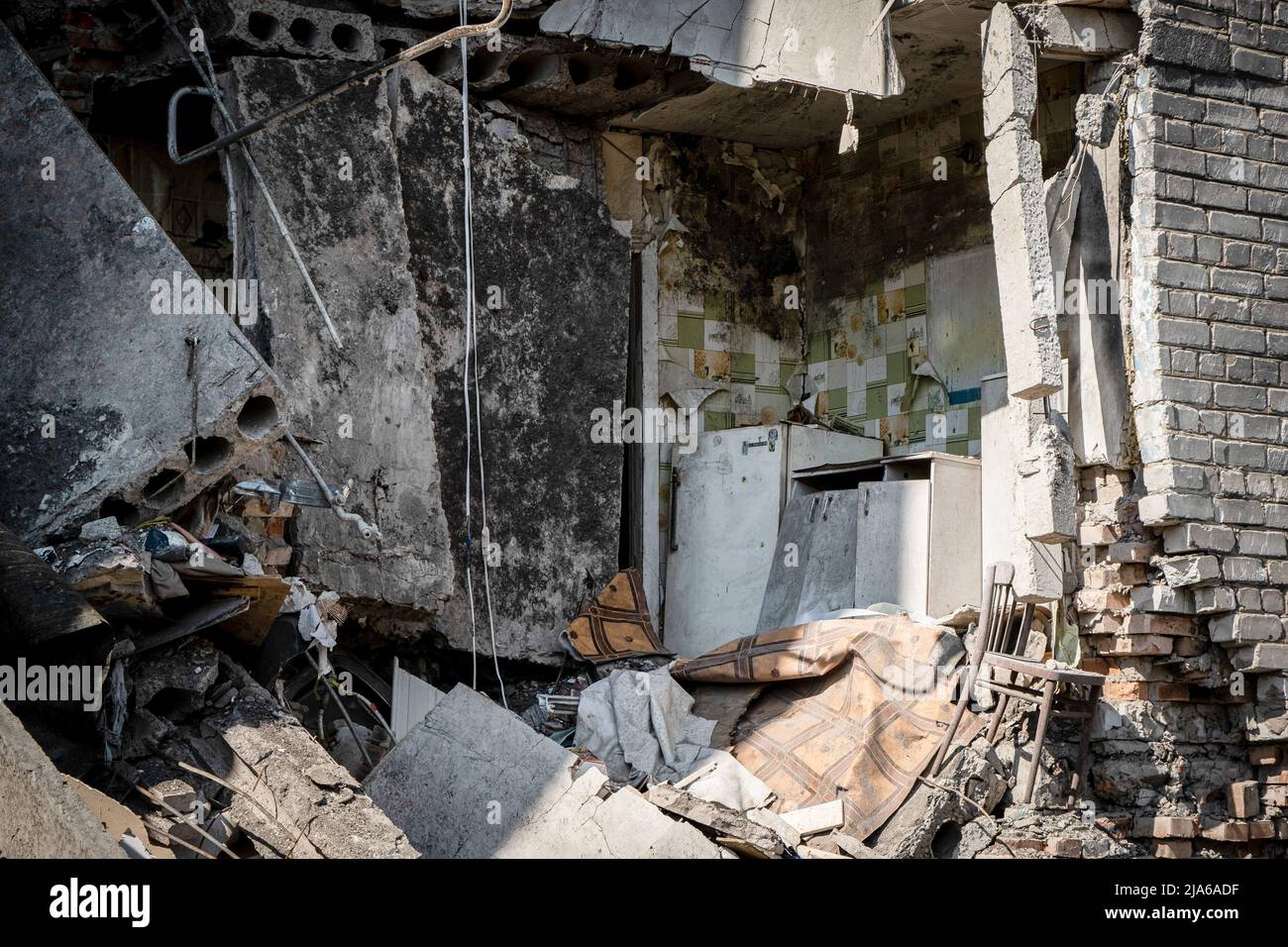 Bakhmut, Dontesk Oblast, Ukraine. 24th May, 2022. A former kitchen is seen in the ruins of the residential building destroyed by Russian artillery strikes in Bakhmut, Donbas. As Bakhmut stands as a key city to Ukrainian forces in defending Donetsk(Donbas) region, the city is under attack by the Russian troops. The Russian invasion of Ukraine started on February 24, the war that has killed numerous civilians and soldiers. (Credit Image: © Alex Chan Tsz Yuk/SOPA Images via ZUMA Press Wire) Stock Photo