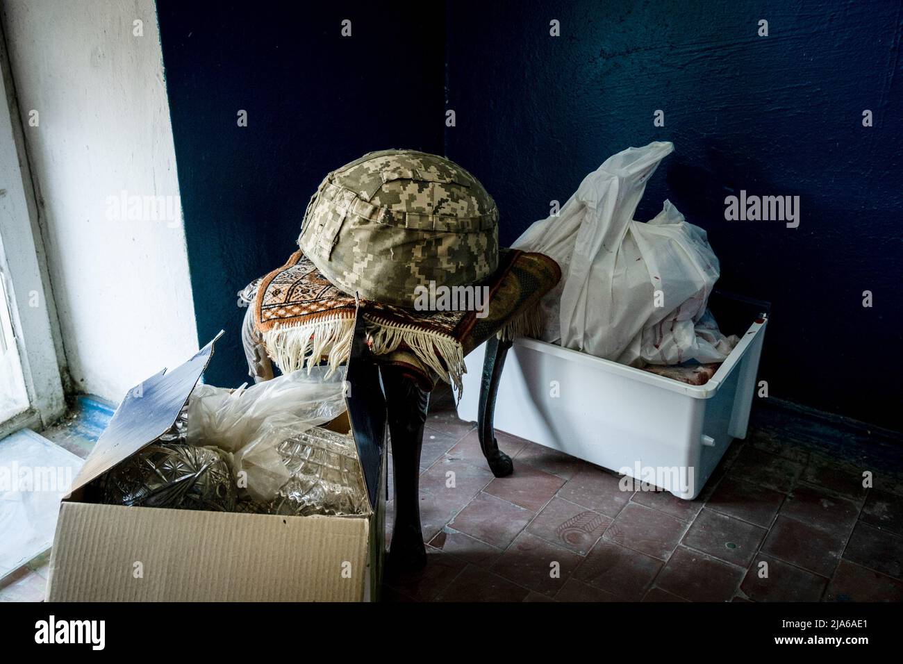 Bakhmut, Dontesk Oblast, Ukraine. 24th May, 2022. A military helmet is seen in the residential building destroyed by Russian artillery strikes in Bakhmut, Donbas. As Bakhmut stands as a key city to Ukrainian forces in defending Donetsk(Donbas) region, the city is under attack by the Russian troops. The Russian invasion of Ukraine started on February 24, the war that has killed numerous civilians and soldiers. (Credit Image: © Alex Chan Tsz Yuk/SOPA Images via ZUMA Press Wire) Stock Photo