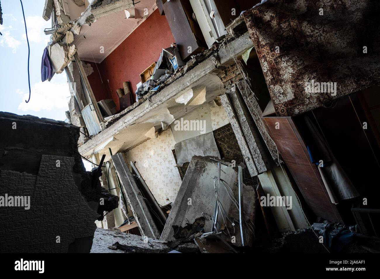 Bakhmut, Dontesk Oblast, Ukraine. 24th May, 2022. An interior view of the ruins from a destroyed residential building in Bakhmut, Donbas. As Bakhmut stands as a key city to Ukrainian forces in defending Donetsk(Donbas) region, the city is under attack by the Russian troops. The Russian invasion of Ukraine started on February 24, the war that has killed numerous civilians and soldiers. (Credit Image: © Alex Chan Tsz Yuk/SOPA Images via ZUMA Press Wire) Stock Photo