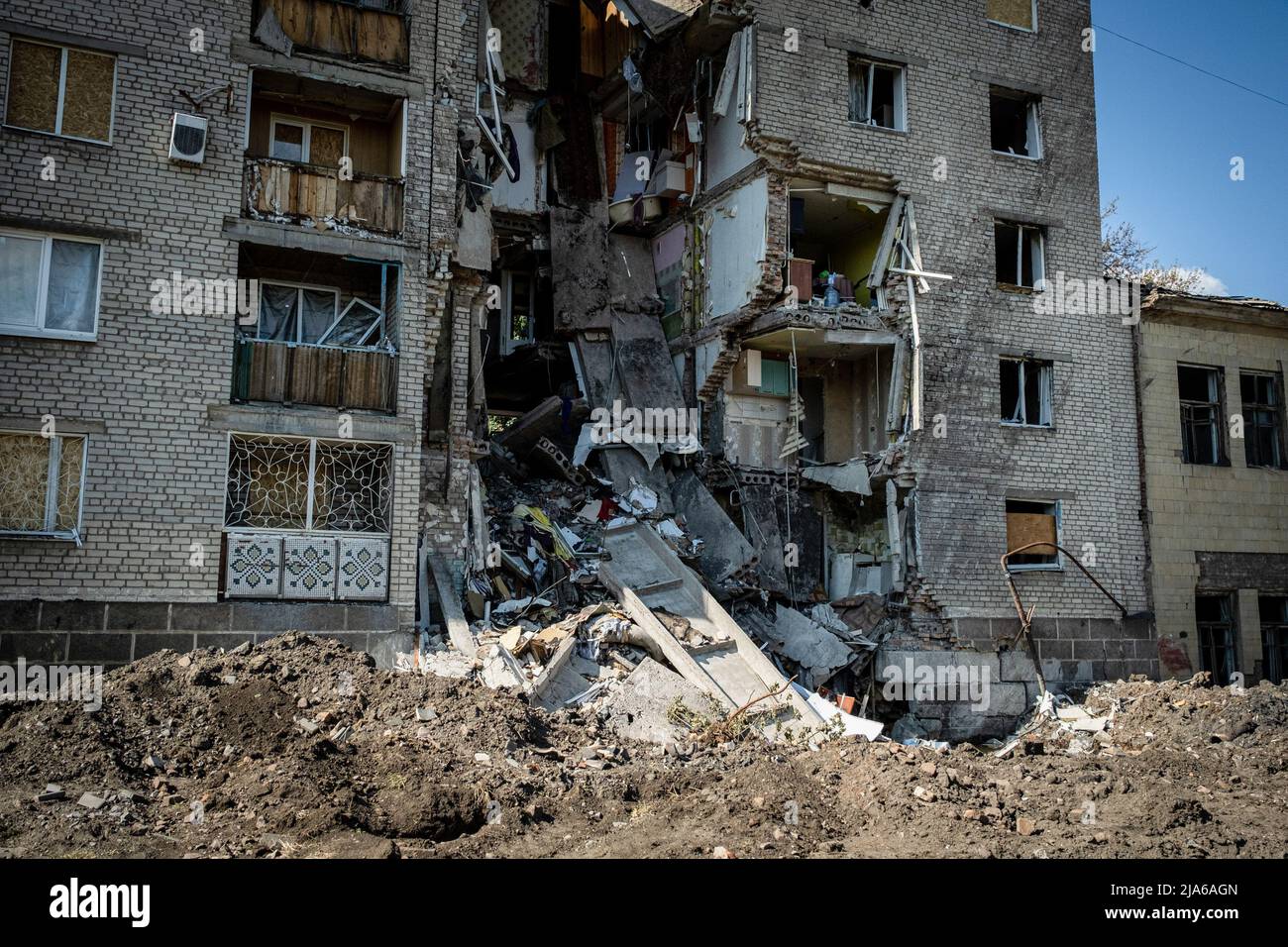Bakhmut, Dontesk Oblast, Ukraine. 24th May, 2022. An exterior view of the ruins of the residential building destroyed by Russian shelling in Bakhmut, Donbas. As Bakhmut stands as a key city to Ukrainian forces in defending Donetsk(Donbas) region, the city is under attack by the Russian troops. The Russian invasion of Ukraine started on February 24, the war that has killed numerous civilians and soldiers. (Credit Image: © Alex Chan Tsz Yuk/SOPA Images via ZUMA Press Wire) Stock Photo