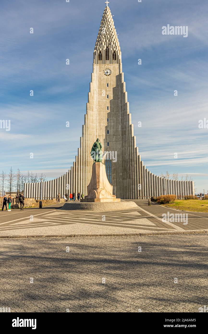 Hallgrimskirkja Church in Reykjavik with the statue of Leifur Eiríksson (also known as Leif Eriksson), Iceland Stock Photo