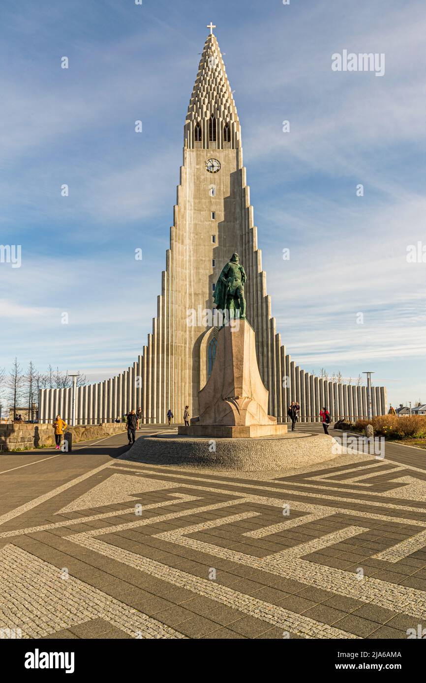 Hallgrimskirkja Church in Reykjavik with the statue of Leifur Eiríksson (also known as Leif Eriksson), Iceland Stock Photo