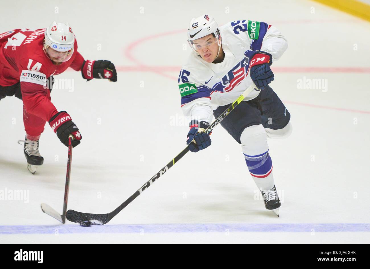 Karson Kuhlman USA Nr. 25 compete, fight for the puck against, Dean Kukan, SUI 14  in the match SWITZERLAND - UNITED STATES 0-3 IIHF ICE HOCKEY WORLD CHAMPIONSHIP Quarter final  in Helsinki, Finland, May 26, 2022,  Season 2021/2022 © Peter Schatz / Alamy Live News Stock Photo