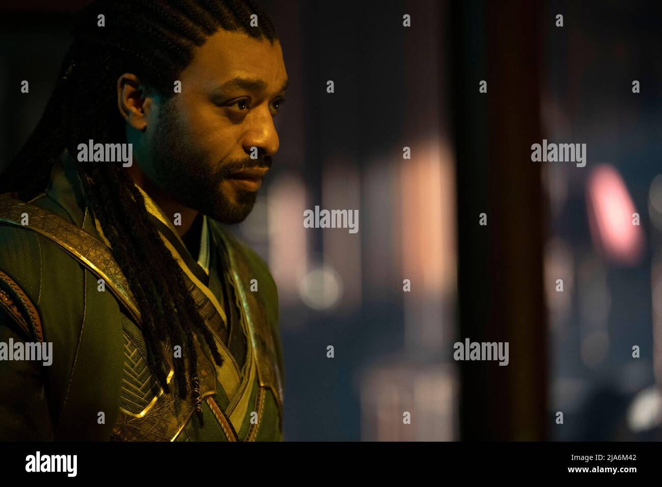 CHIWETEL EJIOFOR in DOCTOR STRANGE IN THE MULTIVERSE OF MADNESS (2022),  directed by SAM RAIMI. Credit: Marvel Studios / Truenorth Productions /  Album Stock Photo - Alamy, image size:1300x956