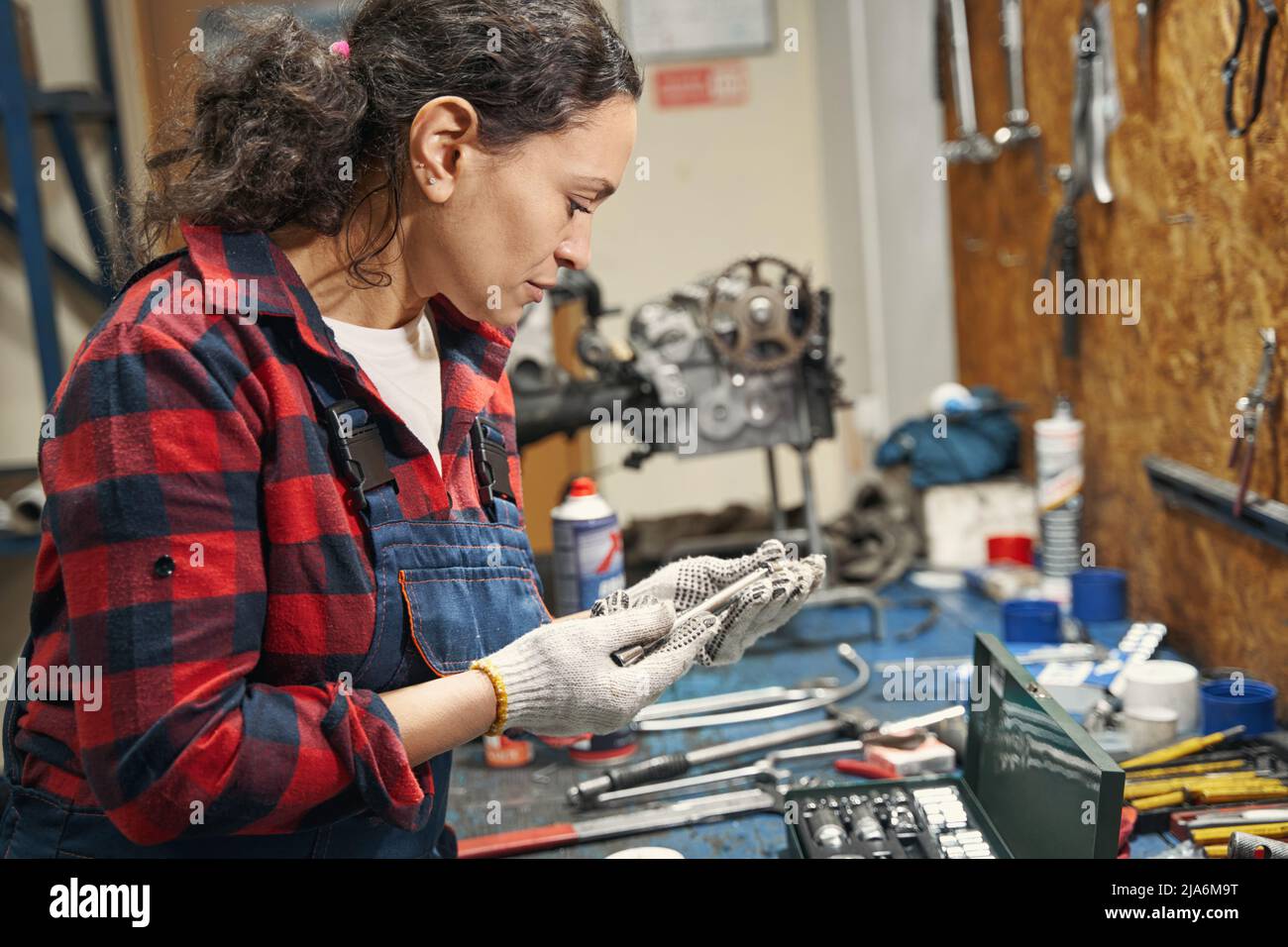 Woman auto mechanic working at repair service station Stock Photo - Alamy