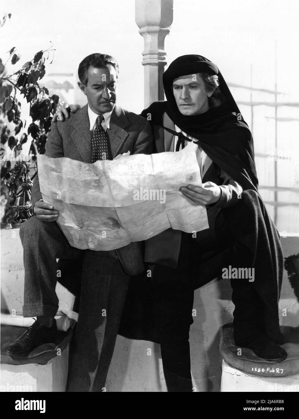 Director DAVID MacDONALD and FREDRIC MARCH on set candid during colour tests for CHRISTOPHER COLUMBUS director DAVID MacDONALD novel Rafael Sabatini screenplay Muriel Box Sydney Box and Cyril Roberts music Arthur Bliss costume design Joan Ellacott and Elizabeth Haffenden Sydney Box Productions / Gainsborough Pictures Stock Photo