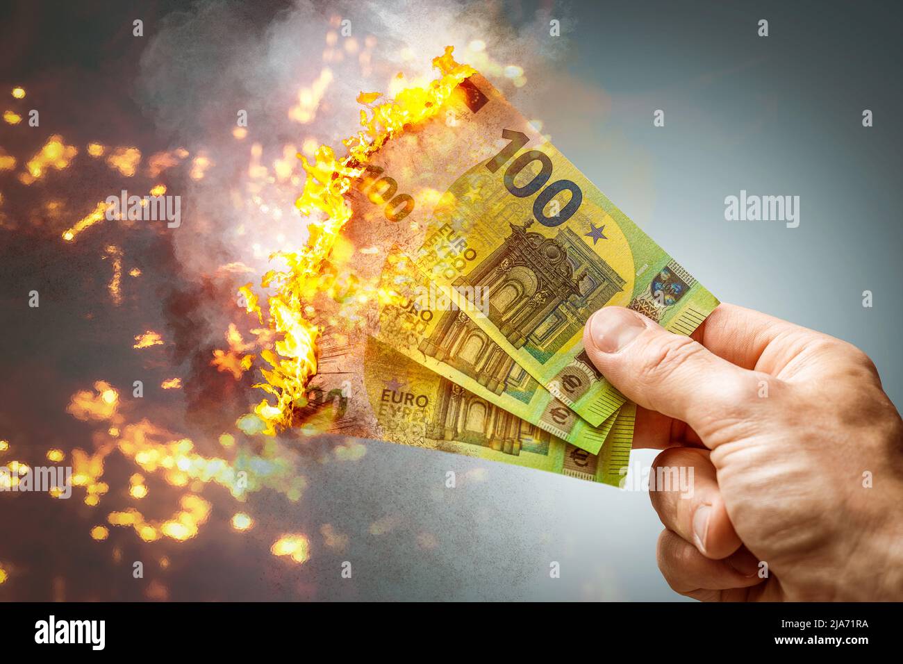 Feuer Brennende 100 Euro Geldscheine, Verlieren Von Geld, Rezession Und Inflation Konzept FOTOMONTAGE Stock Photo