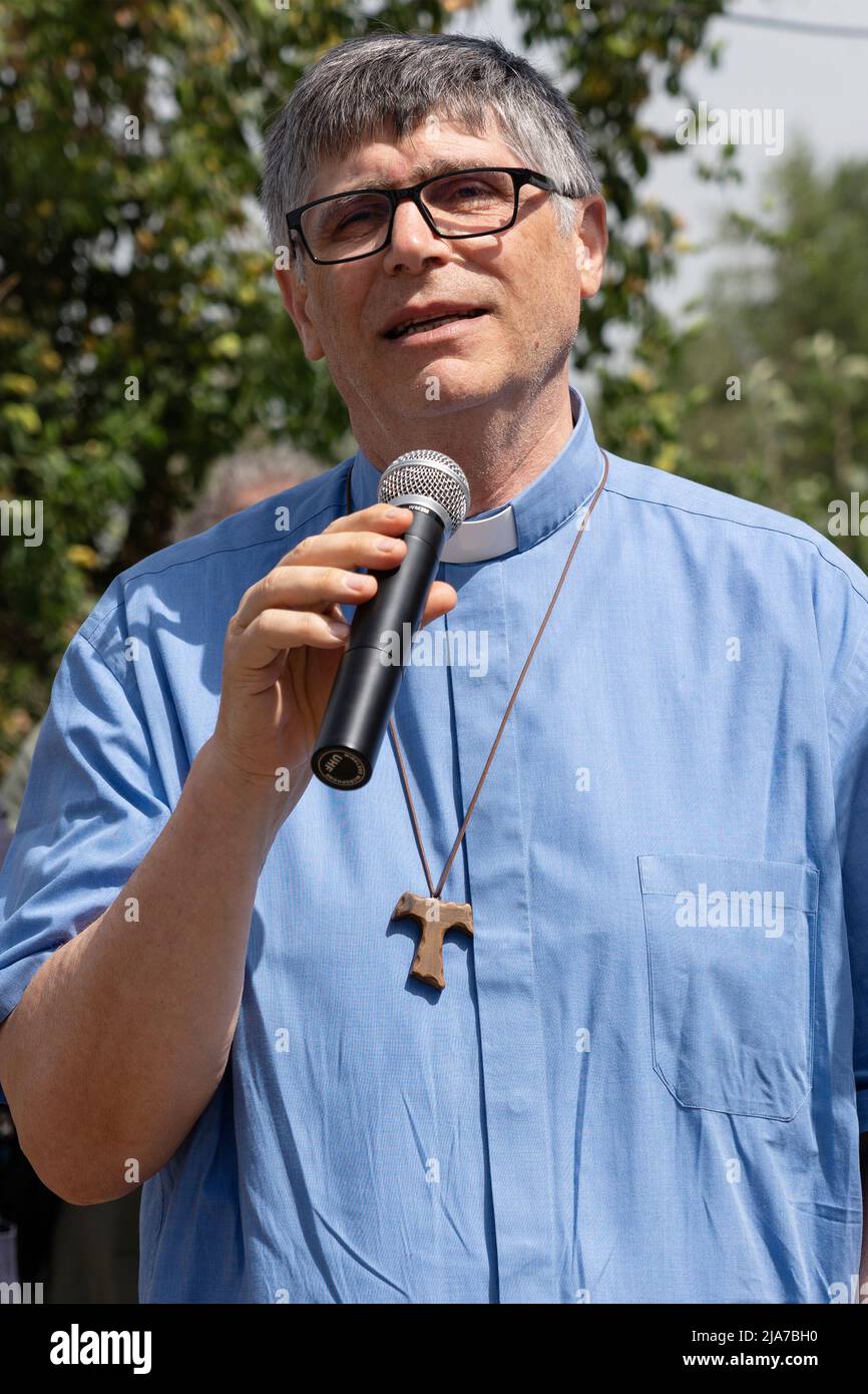 Naples, Italy. 28th May, 2022. Don Maurizio Patriciello, parish priest of the Green Park of Caivano, parish of San Paolo Apostolo, to the mobilization called on May 28, 2022 by the Masseria Antonio Ferraioli of Afragola after the extortion threats received and to emphasize that the motorway junction to reach the Ikea of Afragola must be made in a different area to ensure the survival of the confiscated property. Credit: Independent Photo Agency/Alamy Live News Stock Photo