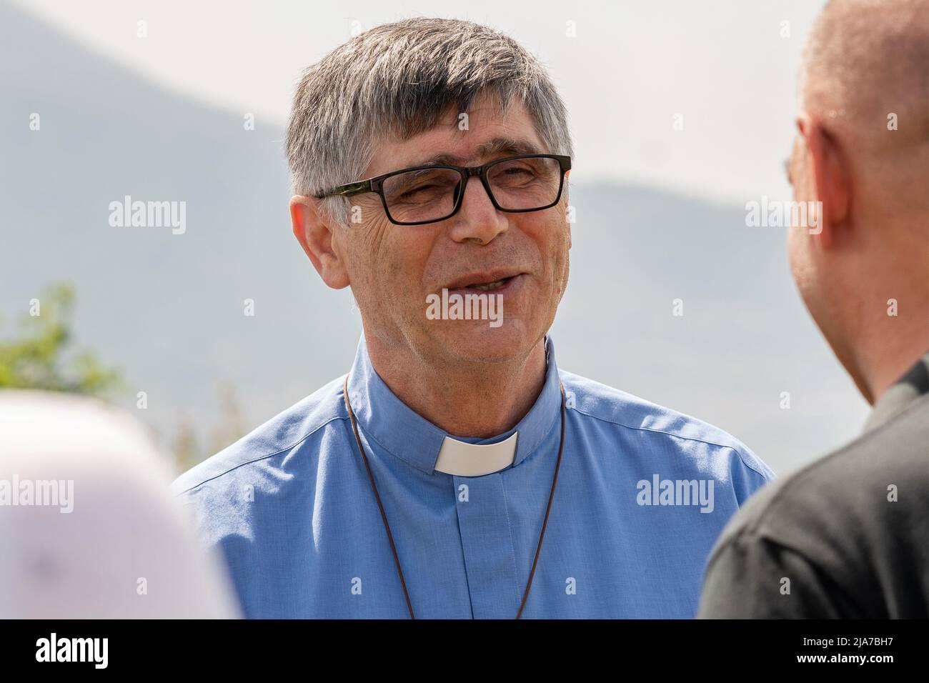 Naples, Italy. 28th May, 2022. Don Maurizio Patriciello, parish priest of the Green Park of Caivano, parish of San Paolo Apostolo, to the mobilization called on May 28, 2022 by the Masseria Antonio Ferraioli of Afragola after the extortion threats received and to emphasize that the motorway junction to reach the Ikea of Afragola must be made in a different area to ensure the survival of the confiscated property. Credit: Independent Photo Agency/Alamy Live News Stock Photo