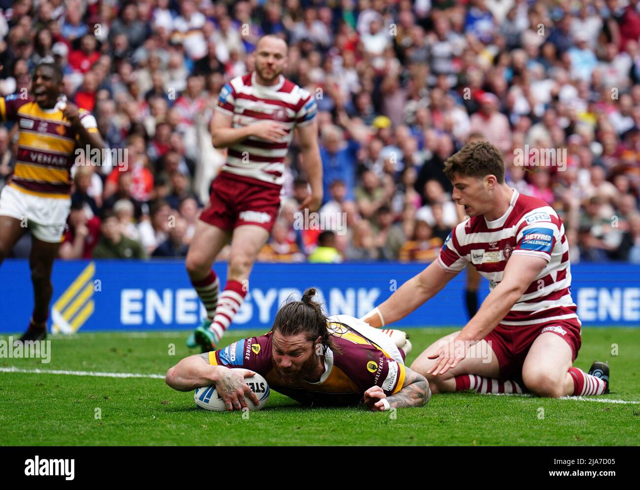 Huddersfield Giants' Chris McQueen scores a try during the Betfred Challenge  Cup final at the Tottenham Hotspur Stadium Picture date: Saturday May 28,  2022 Stock Photo - Alamy