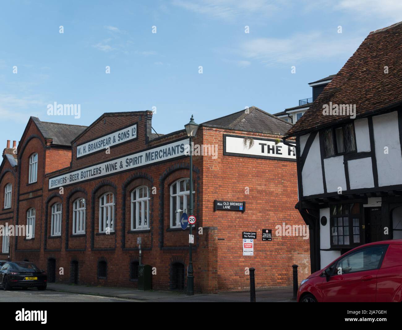 W H Brakspear and Sons Ltd Brewers beer bottlers wine and spirits merchants historic red brick building in Bell Street Henley-on-Thames Oxfordshire En Stock Photo