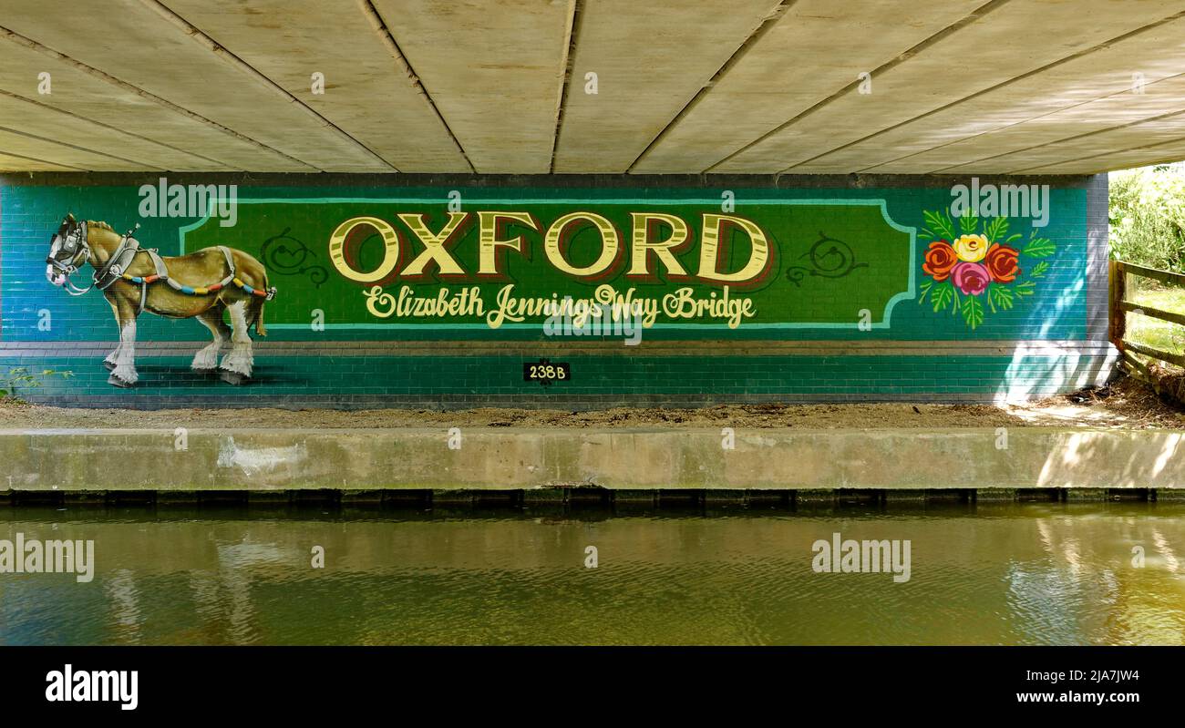 OXFORD CITY ENGLAND OXFORD CANAL A PAINTING UNDER THE JENNINGS WAY BRIDGE Stock Photo