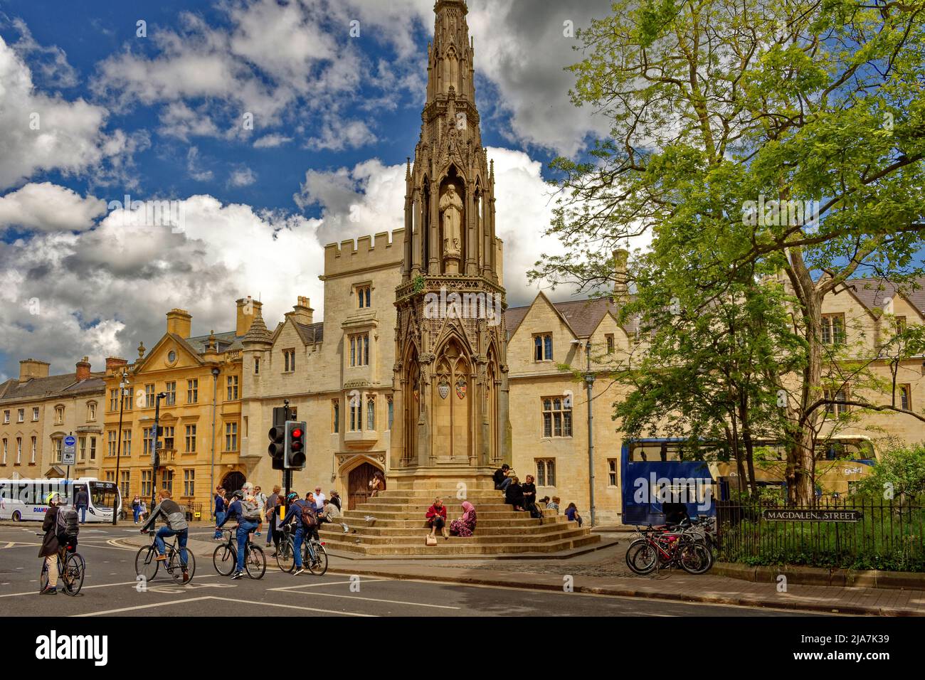OXFORD CITY ENGLAND THE MARTYRS MEMORIAL MAGDALEN STREET WITH CYCLISTS WAITING AT THE TRAFFIC LIGHTS Stock Photo
