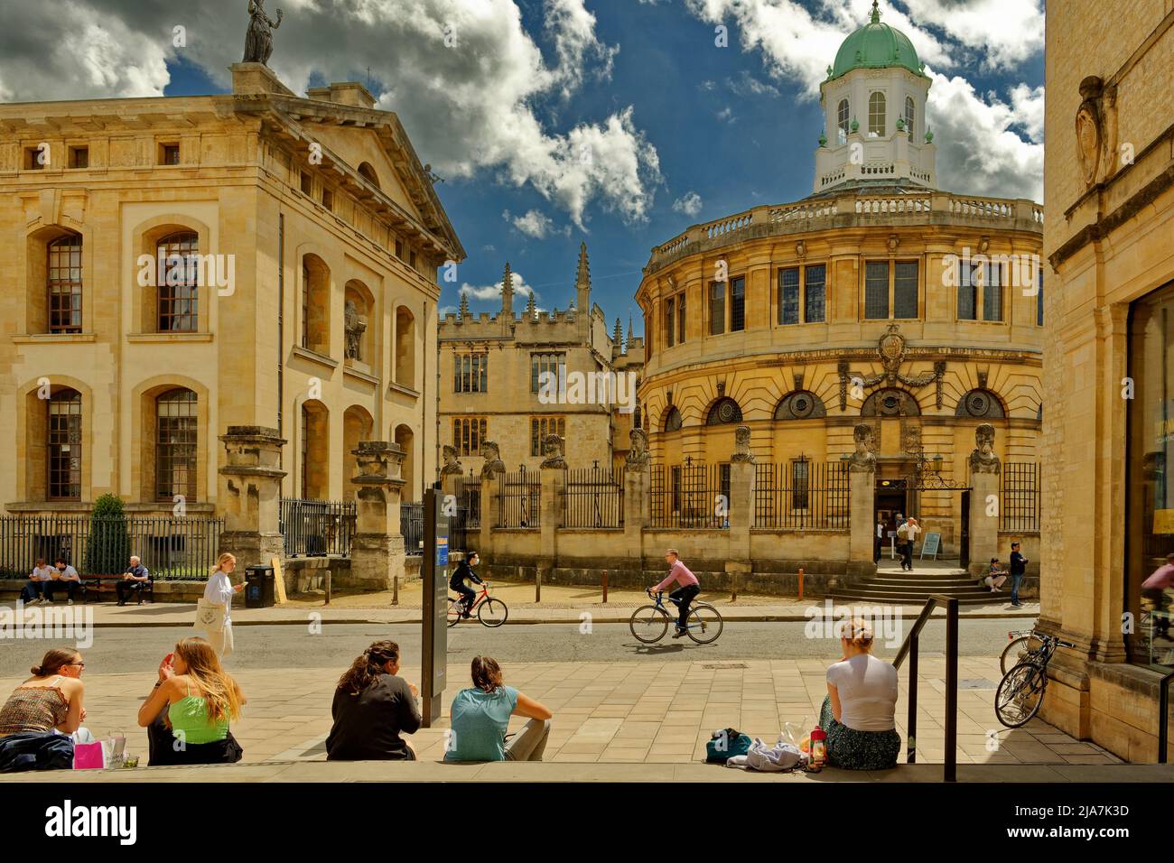 OXFORD CITY ENGLAND VIEW FROM BODLEIAN LIBRARY WESTON STEPS ACROSS BROAD STREET TO THE SHELDONIAN AND CLARENDON Stock Photo