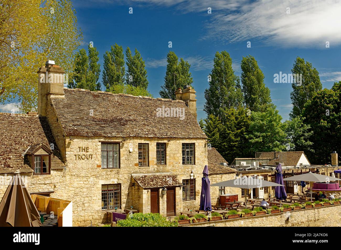 PORT MEADOW OXFORD THE TROUT INN ON THE RIVER THAMES IN SPRING Stock Photo
