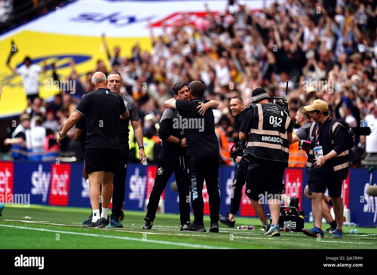 Port Vale manager Darrell Clarke (left) and Mansfield Town manager Nigel Clough embrace on the touchline after the final whistle of the Sky Bet League Two play-off final at Wembley Stadium, London. Picture date: Saturday May 28, 2022. Stock Photo