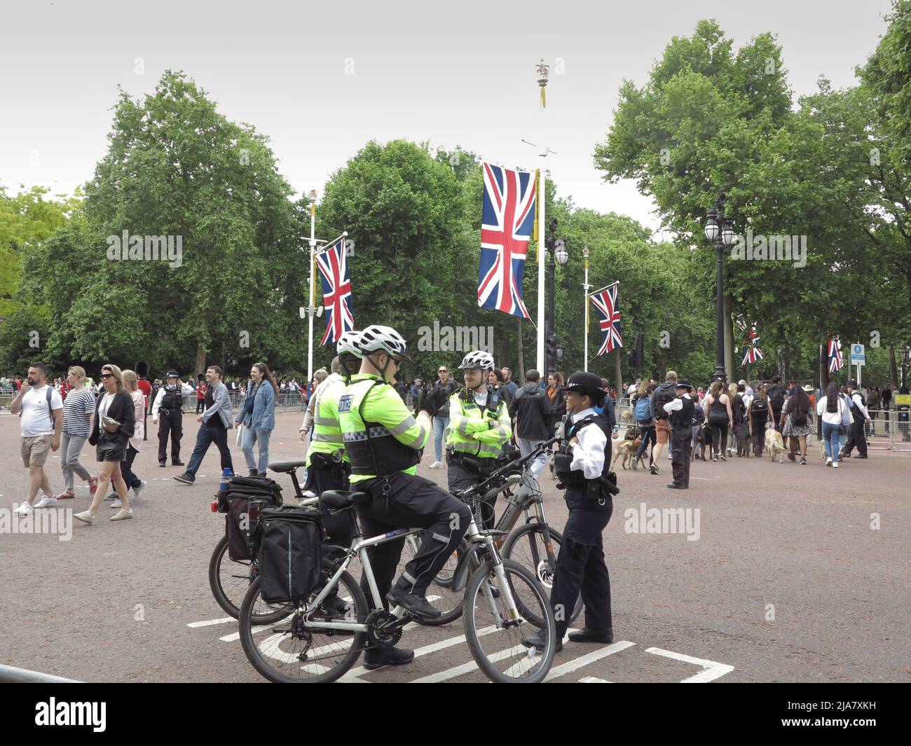 Westminster, UK. 28th May, 2022. The Met police prepare for the Queens Platinum Jubilee celebrations next week (June 2 ndto 5th 2022) in the heart of London. Credit: Motofoto/Alamy Live News Stock Photo