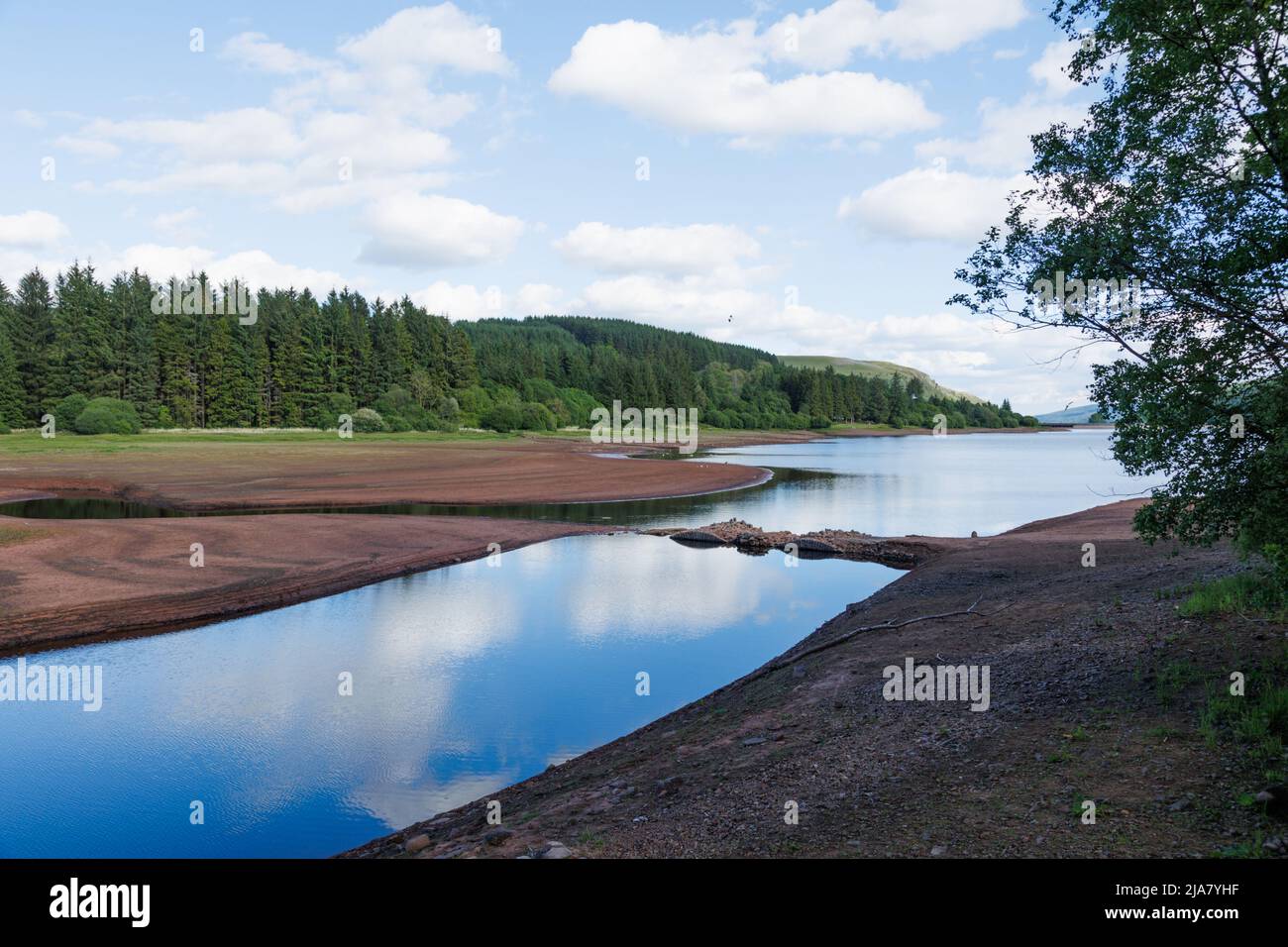 Llwyn Onn Reservoir, Merthyr Tydifl, South Wales, UK.  28 May 2022.  UK weather: Sunny afternoon over the reservoir today.  Water levels are lower than normal, and partially uncovered Pont Yr Daf bridge that was in use before the reservoir was constructed.  Credit: Andrew Bartlett/Alamy Live News. Stock Photo