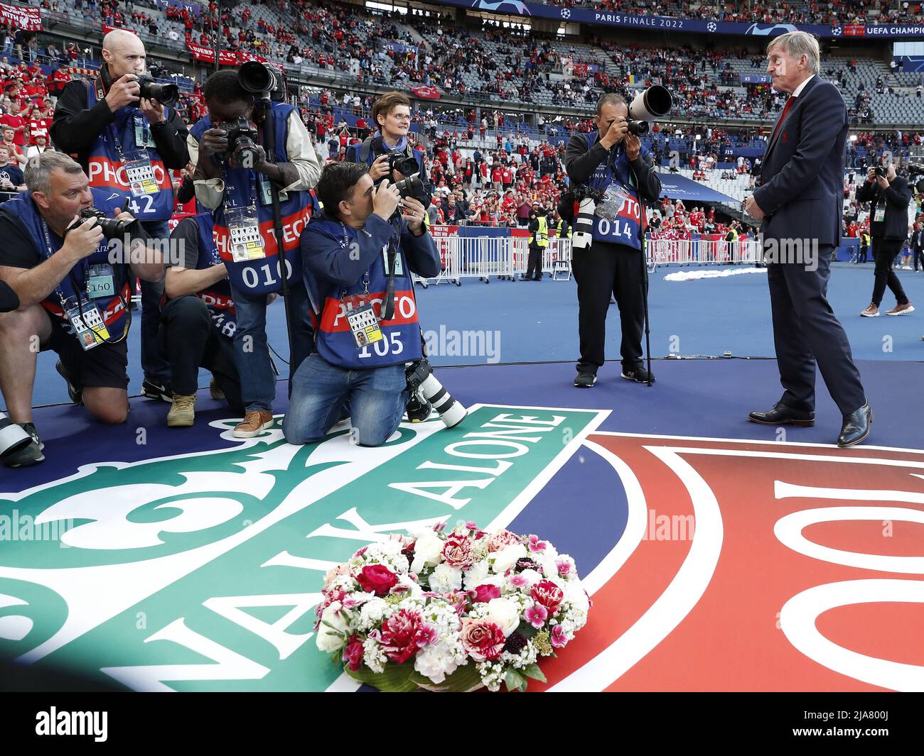 Paris, France. 28th May, 2022. PARIS - Kenny Dalglish lay a commerative wreath for the Heysel disaster during the UEFA Champions League final match between Liverpool FC and Real Madrid at Stade de Franc on May 28, 2022 in Paris, France. ANP | DUTCH HEIGHT | MAURICE VAN STONE Credit: ANP/Alamy Live News Stock Photo
