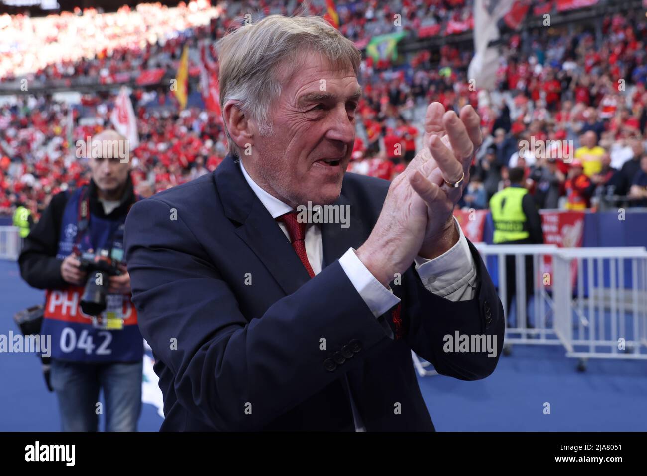 Paris, France, 28th May 2022. Kenny Dalglish applauds the fans after taking a wreath of flowers to lay in front of the Liverpool fans to mark the anniversary of the Heysel Stadium disaster of 1985 prior to the UEFA Champions League match at Stade de France, Paris. Picture credit should read: Jonathan Moscrop / Sportimage Credit: Sportimage/Alamy Live News Stock Photo