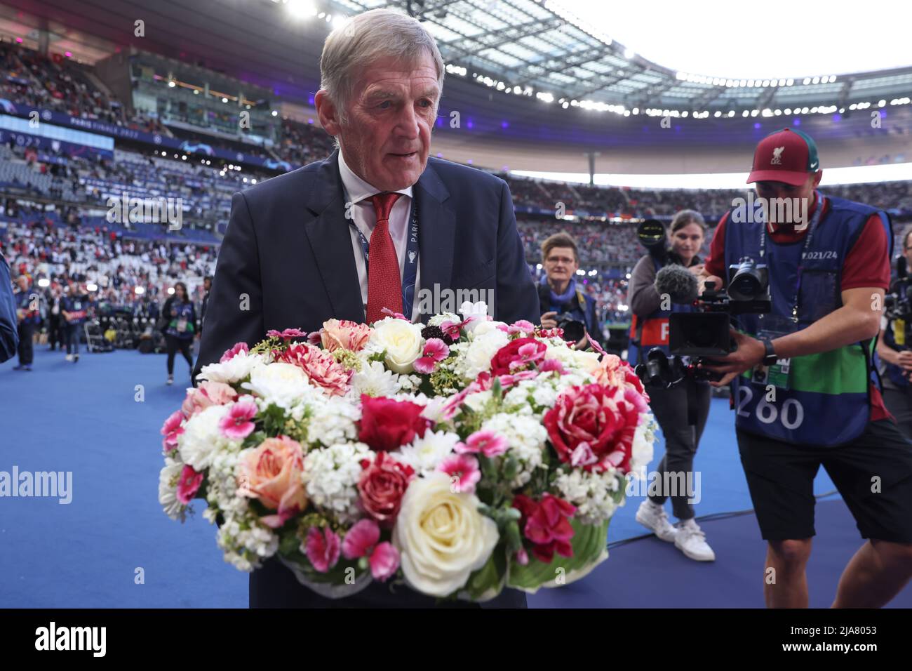 Paris, France, 28th May 2022. Kenny Dalglish takes a wreath of flowers to lay in front of the Liverpool fans to mark the anniversary of the Heysel Stadium disaster of 1985 prior to the UEFA Champions League match at Stade de France, Paris. Picture credit should read: Jonathan Moscrop / Sportimage Credit: Sportimage/Alamy Live News Stock Photo