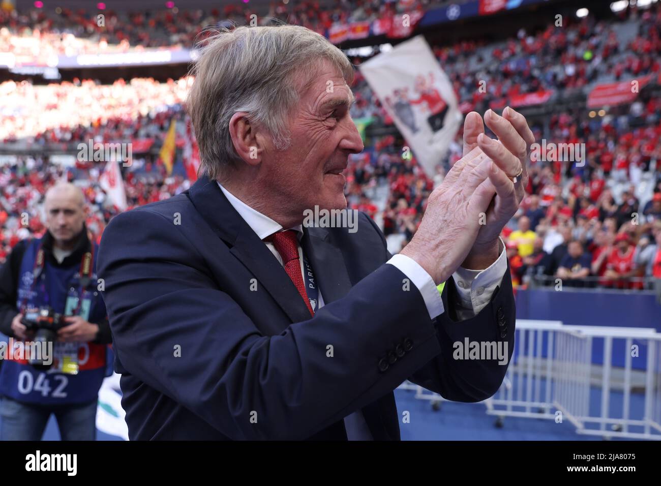 Paris, France, 28th May 2022. Kenny Dalglish applauds the fans after taking a wreath of flowers to lay in front of the Liverpool fans to mark the anniversary of the Heysel Stadium disaster of 1985 prior to the UEFA Champions League match at Stade de France, Paris. Picture credit should read: Jonathan Moscrop / Sportimage Credit: Sportimage/Alamy Live News Stock Photo