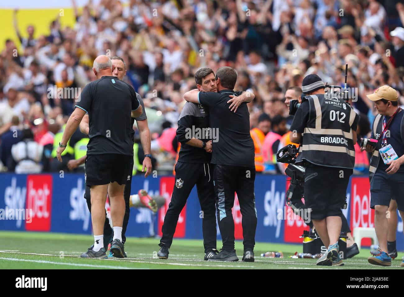 Wembley, London, UK.   28th May 2022; Wembley Stadium, London, England, EFL League 2 Play-Off final, Mansfield Town versus Port Vale: Post-match managers embraces between Port Vale manager Darrell Clarke and Mansfield Town manager Nigel Clough. Credit: Action Plus Sports Images/Alamy Live News Stock Photo