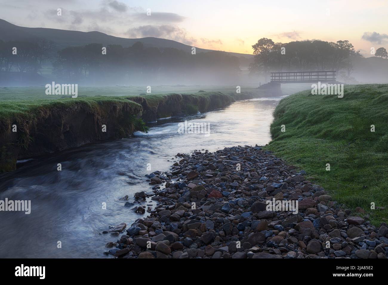 Sunrise and morning mist over Gayle Beck near the picturesque market town of Hawes in the Yorkshire Dales National Park, Yorkshire, England. Stock Photo