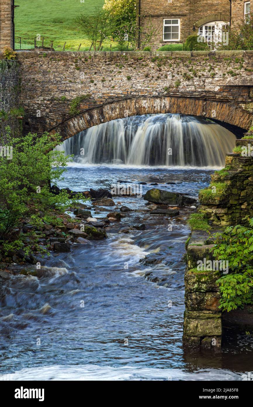 Gayle Beck bridge over a tributary of the River Ure in the picturesque town of Hawes, Wenslydale, Yorkshire Dales National Park, Yorkshire, England Stock Photo