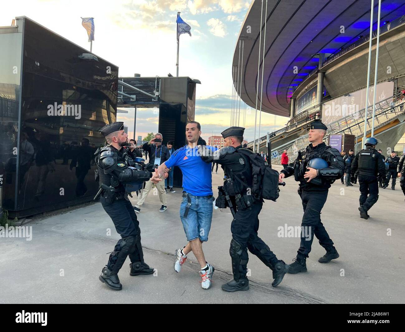Liverpool police stade de france hi-res stock photography and images ...