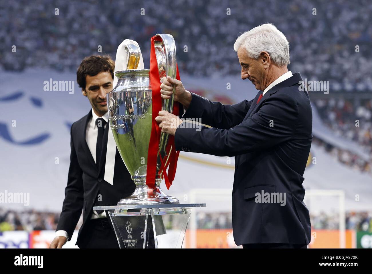 Paris, France. 28th May, 2022. PARIS - (lr) Raul Gonzalez Blanco and Ian Rush with UEFA Champions League trophy, Coupe des clubs Champions Europeans during the UEFA Champions League final match between Liverpool FC and Real Madrid at Stade de Franc on May 28, 2022 in Paris, France. ANP | DUTCH HEIGHT | MAURICE VAN STONE Credit: ANP/Alamy Live News Stock Photo