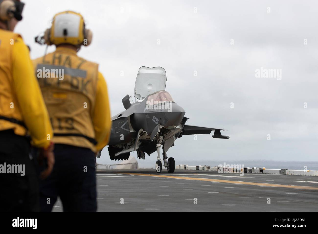 220526-XN177-1198 PACIFIC OCEAN (May 26, 2022) – An F-35B Lightning II aircraft assigned to Marine Fighter Attack Squadron (VMFA) 121 lands aboard amphibious assault carrier USS Tripoli (LHA 7), May 26, 2022. Tripoli is conducting routine operations in U.S. 7th Fleet. (U.S. Navy photo by Mass Communication Specialist 1st Class Peter Burghart) Stock Photo