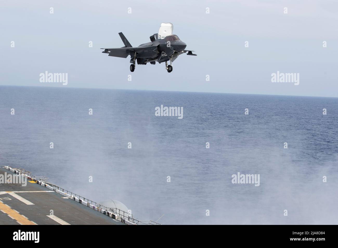 220527-XN177-1009 PACIFIC OCEAN (May 27, 2022) – An F-35B Lightning II aircraft assigned to Marine Fighter Attack Squadron (VMFA) 121 lands aboard amphibious assault carrier USS Tripoli (LHA 7), May 27, 2022. Tripoli is conducting routine operations in U.S. 7th Fleet. (U.S. Navy photo by Mass Communication Specialist 1st Class Peter Burghart) Stock Photo