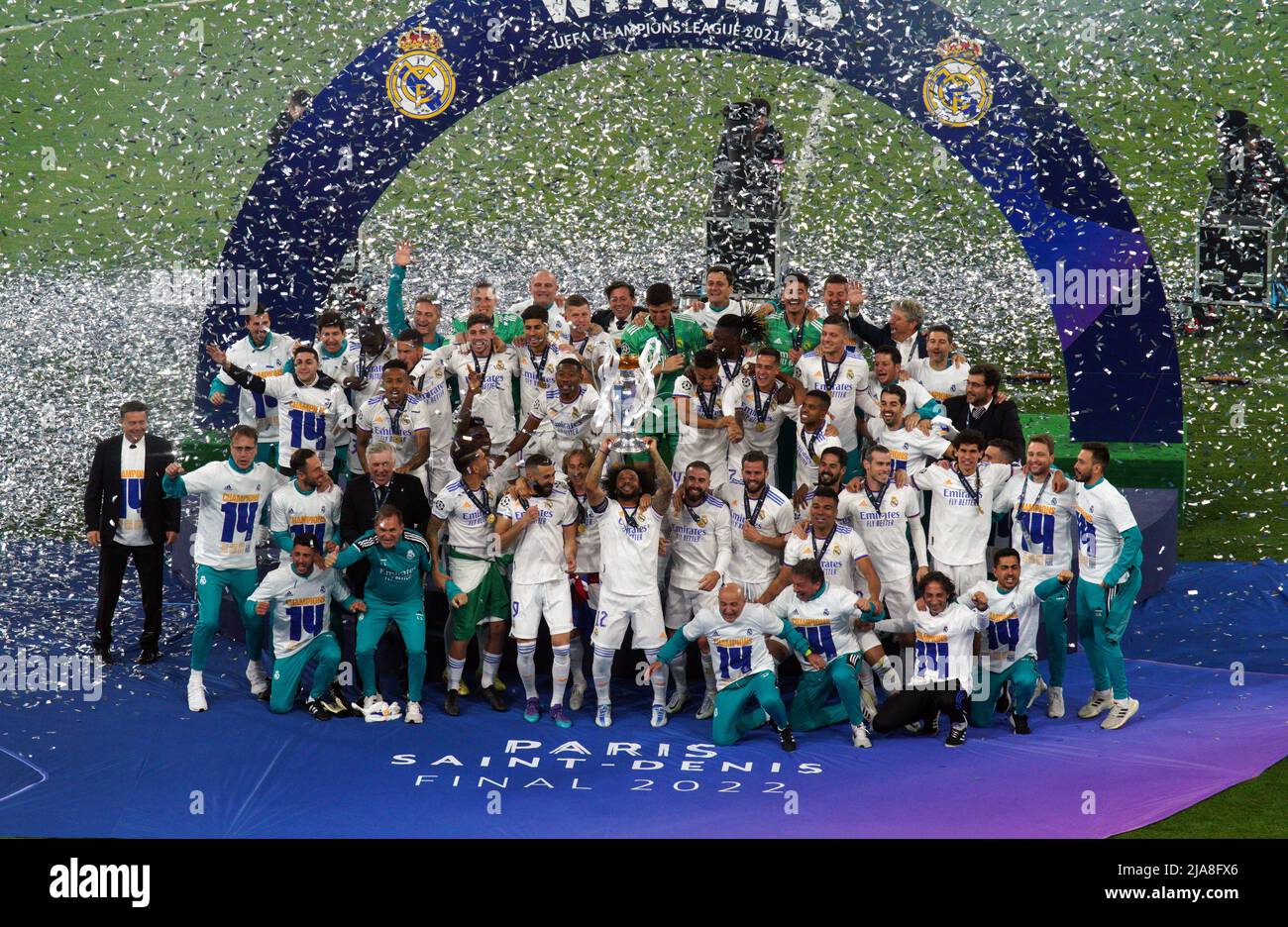 Real Madrid players celebrates with the UEFA Champions League Trophy ...