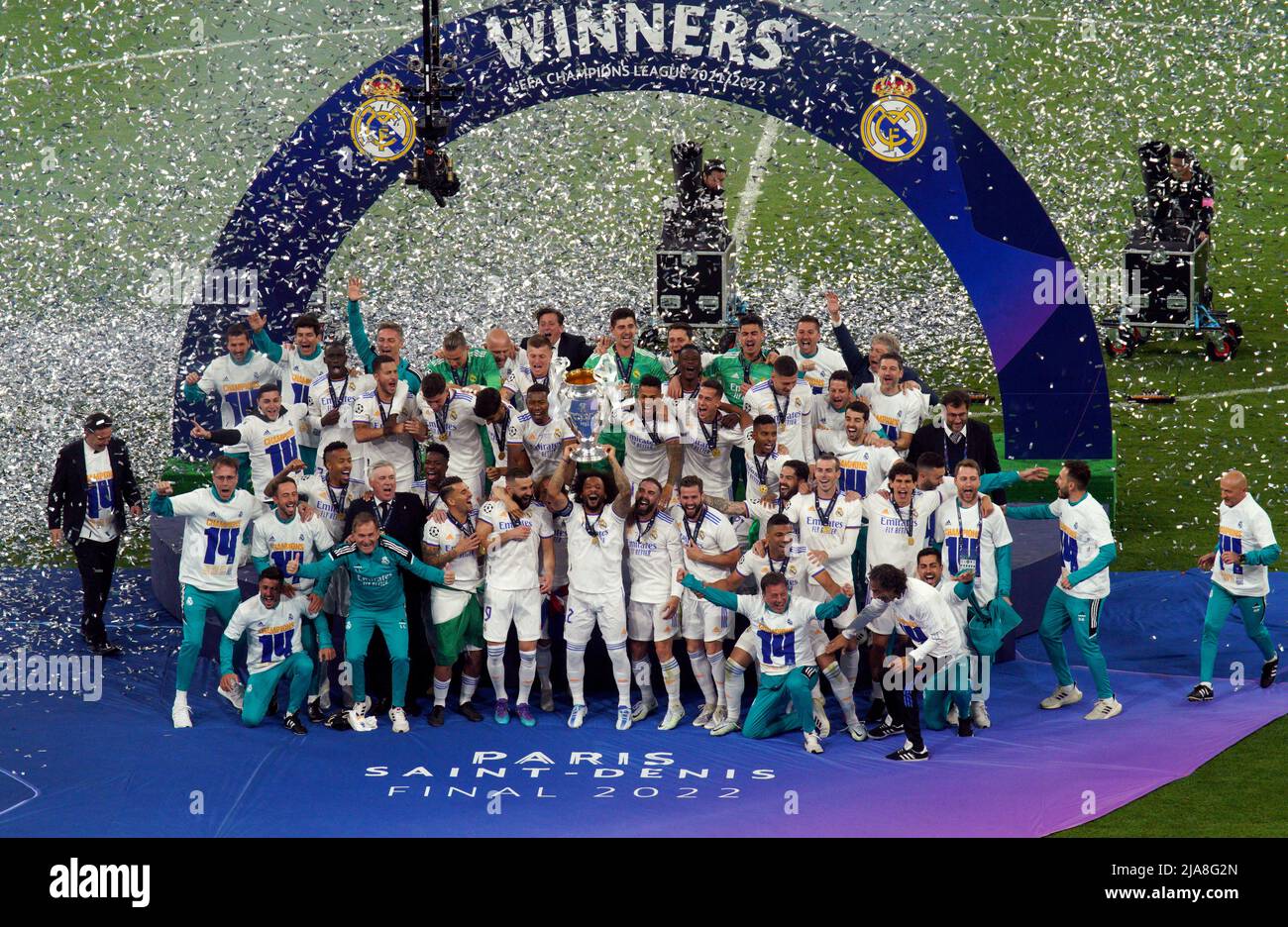 Real Madrid players celebrates with the UEFA Champions League Trophy ...