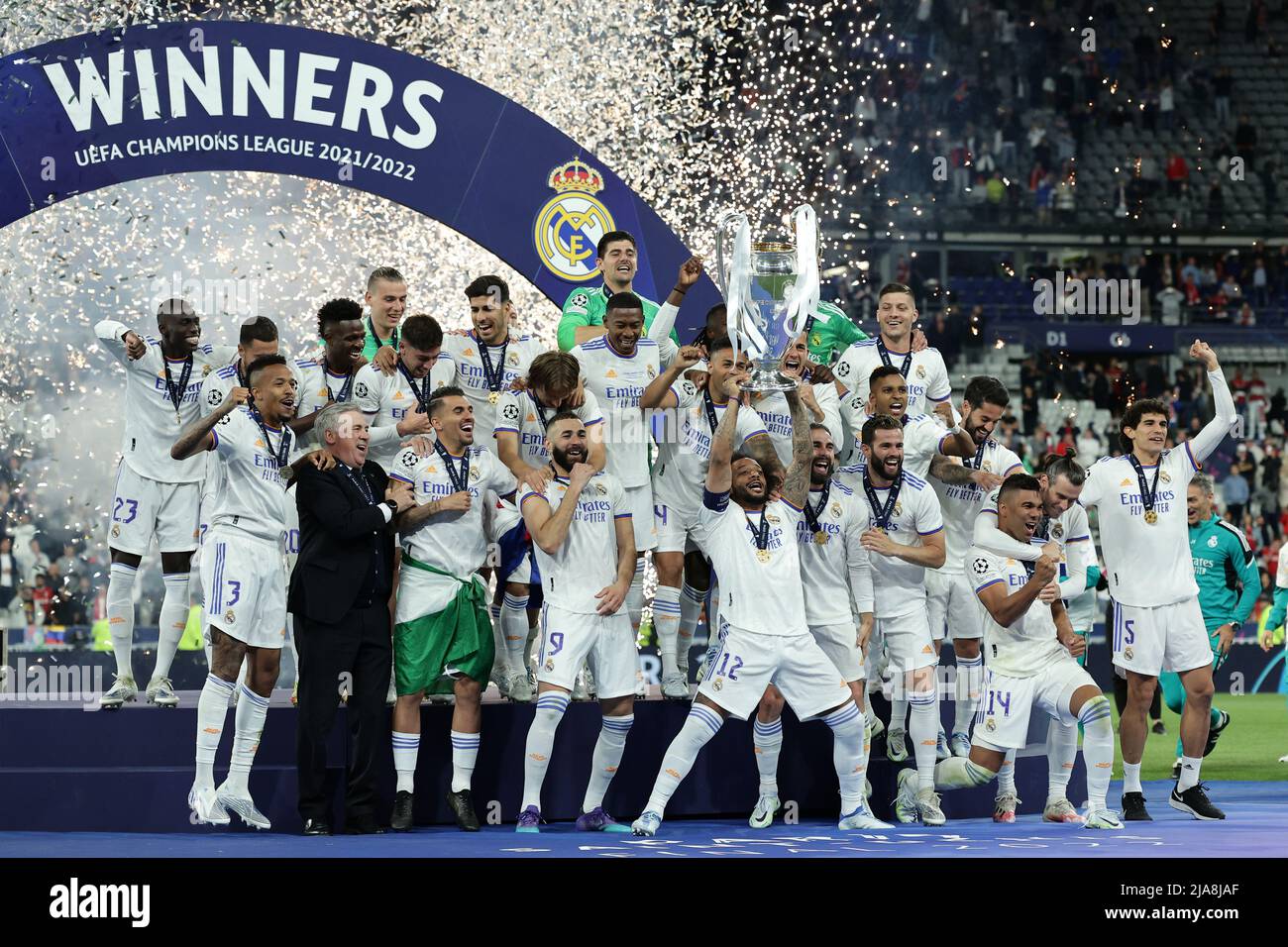 Paris, France. 28th May, 2022. Players of Real Madrid celebrate with the  trophy at the end of the Champions League 2021/2022 Final football match  between Liverpool and Real Madrid at Stade de