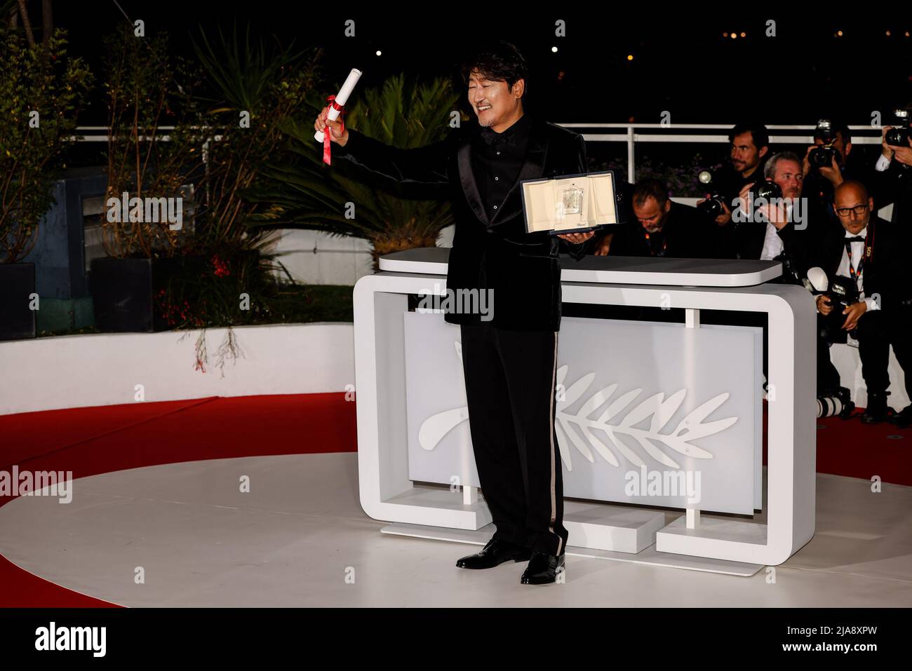 Cannes, France. 28th May, 2022. CANNES - MAY 28: Song Kang-Ho on the ' WINNERS ' Photocall during the 75th Cannes Film Festival on May 28, 2022 at Palais des Festivals in Cannes, France. (Photo by Lyvans Boolaky/ÙPtertainment/Sipa USA) Credit: Sipa USA/Alamy Live News Stock Photo