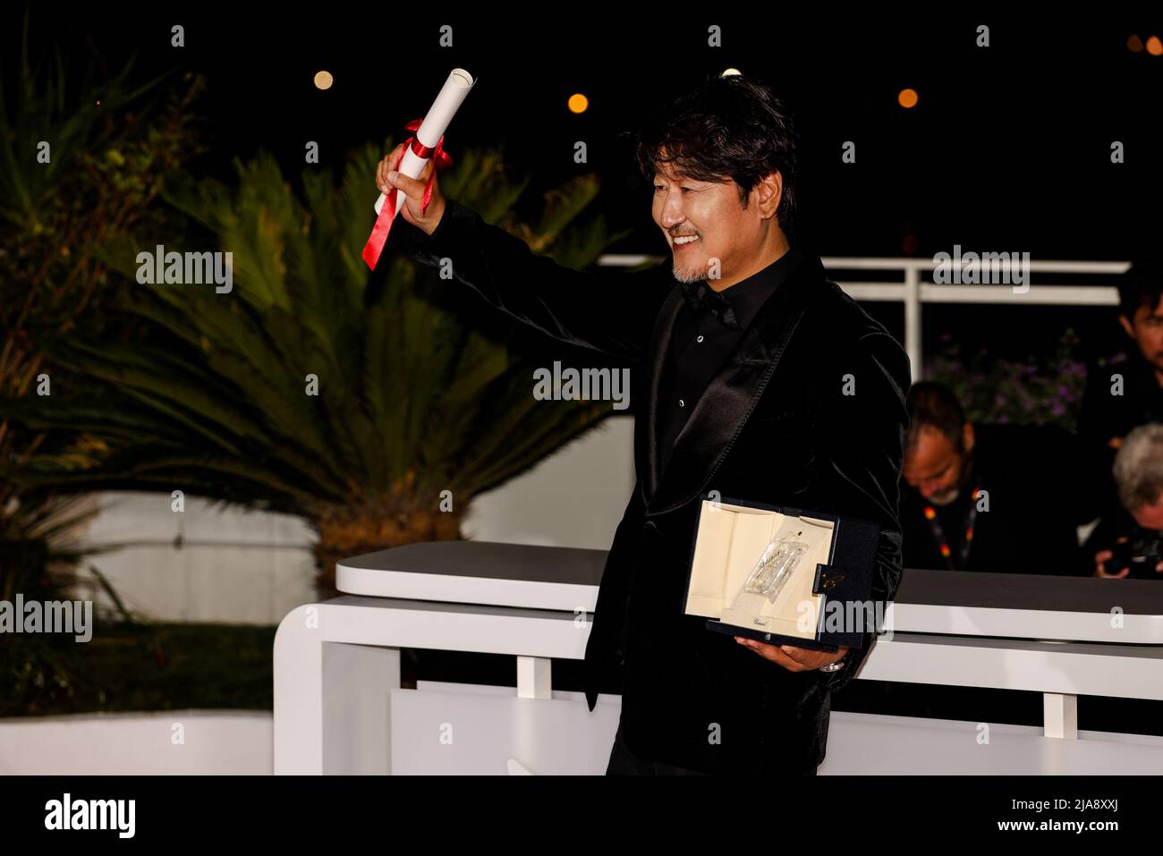 Cannes, France. 28th May, 2022. CANNES - MAY 28: Song Kang-Ho on the ' WINNERS ' Photocall during the 75th Cannes Film Festival on May 28, 2022 at Palais des Festivals in Cannes, France. (Photo by Lyvans Boolaky/ÙPtertainment/Sipa USA) Credit: Sipa USA/Alamy Live News Stock Photo