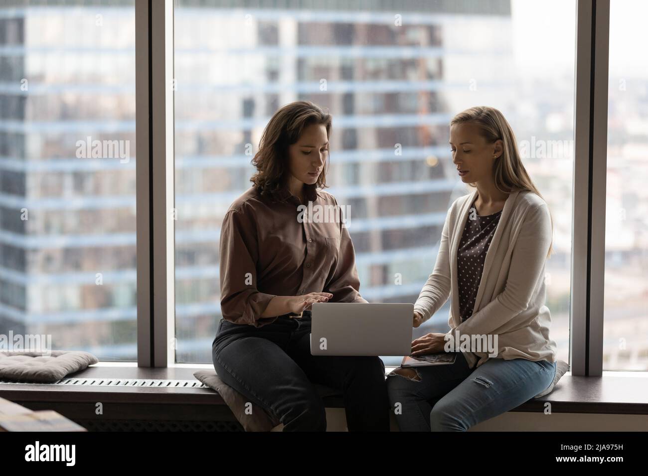 Employee intern office hi-res stock photography and images - Alamy