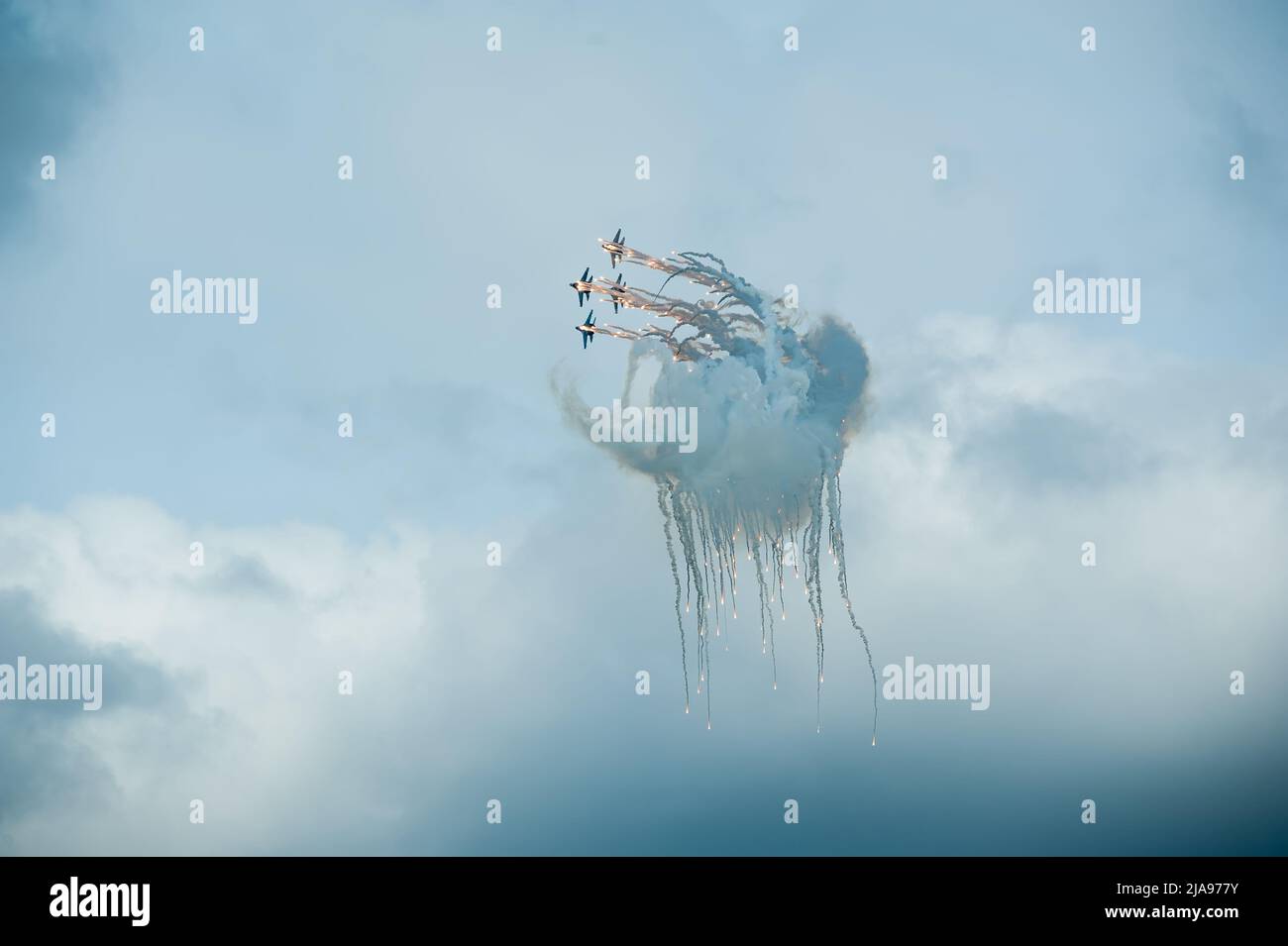 aviafighters SU-27 let out thermal traps Stock Photo