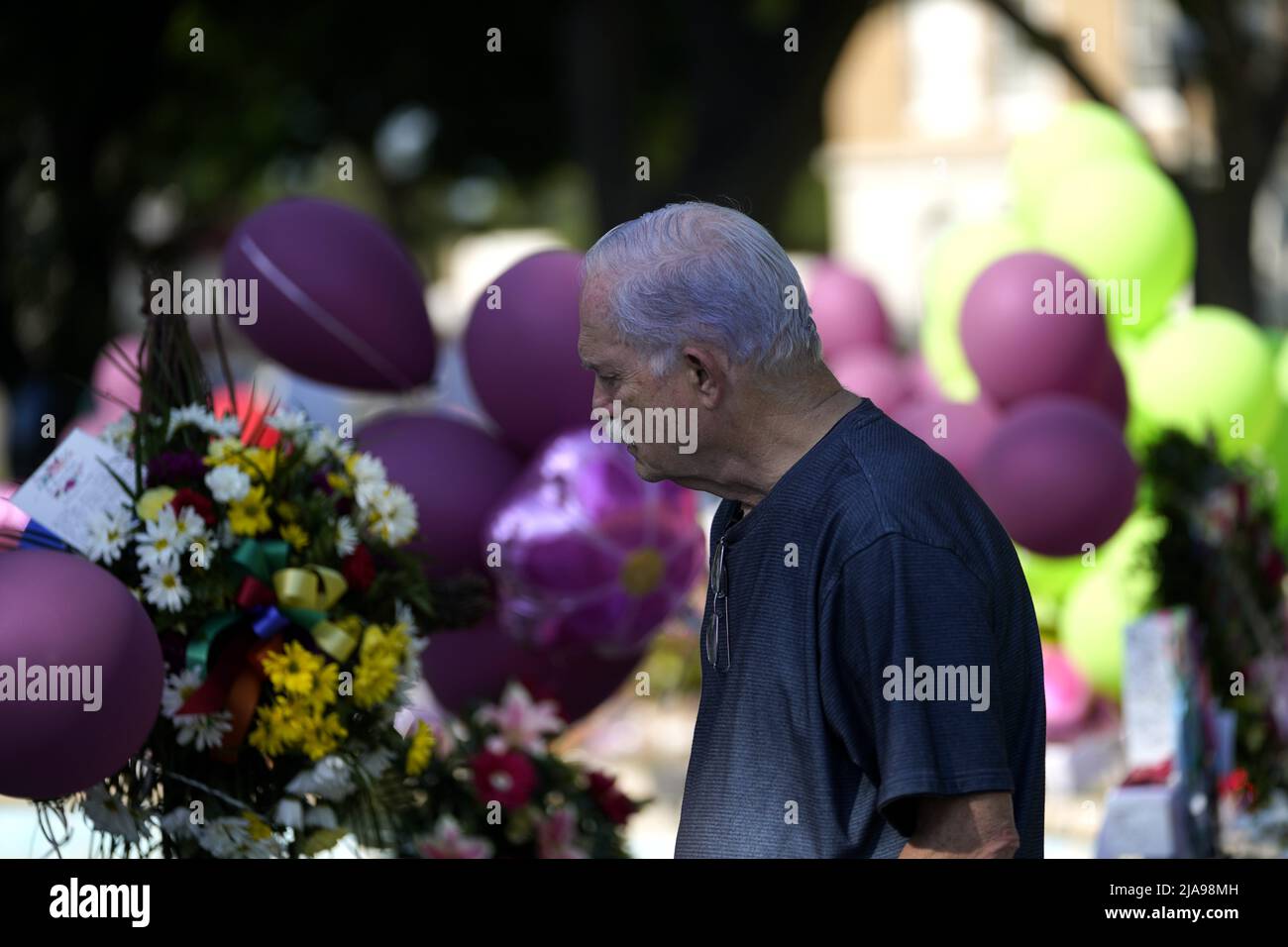Uvalde, USA. 28th May, 2022. A man mourns for victims of a school mass shooting at Town Square in Uvalde, Texas, the United States, May 28, 2022. At least 19 children and two adults were killed in a shooting at Robb Elementary School in the town of Uvalde, Texas, on Tuesday. Credit: Wu Xiaoling/Xinhua/Alamy Live News Stock Photo