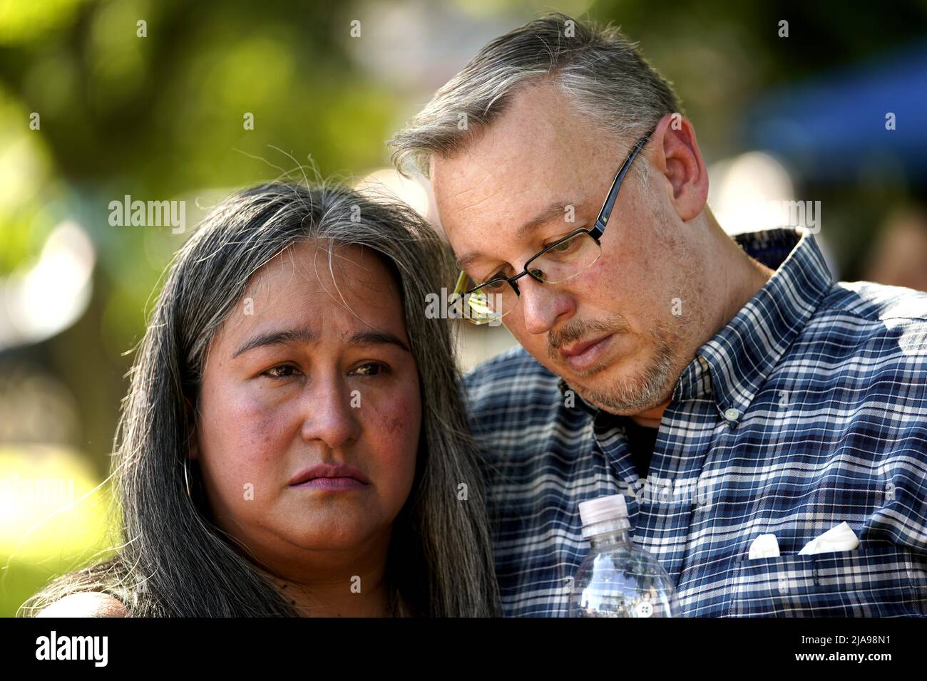 Uvalde, USA. 28th May, 2022. People mourn for victims of a school mass shooting at Town Square in Uvalde, Texas, the United States, May 28, 2022. At least 19 children and two adults were killed in a shooting at Robb Elementary School in the town of Uvalde, Texas, on Tuesday. Credit: Wu Xiaoling/Xinhua/Alamy Live News Stock Photo
