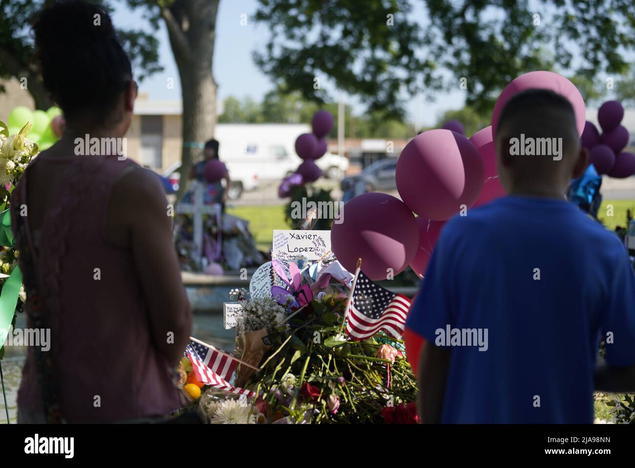 Uvalde, USA. 28th May, 2022. People mourn for victims of a school mass shooting at Town Square in Uvalde, Texas, the United States, May 28, 2022. At least 19 children and two adults were killed in a shooting at Robb Elementary School in the town of Uvalde, Texas, on Tuesday. Credit: Wu Xiaoling/Xinhua/Alamy Live News Stock Photo