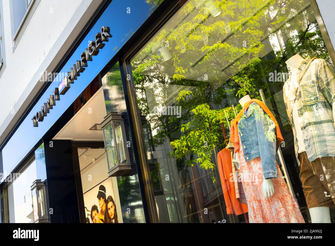 Designer outlet store sign in shop window hi-res stock photography and  images - Alamy