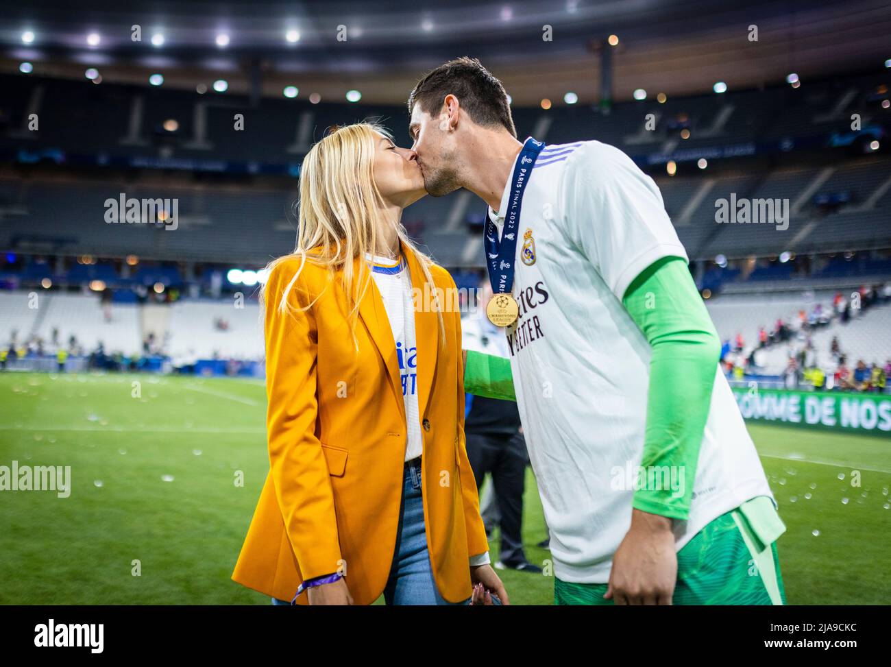 Torwart Thibaut Courtois (Real) küsst seine Freundin Mishel Gerzig FC Liverpool - Real Madrid  Paris, Champions League, Finale, 28.05.2022, Fussball; Stock Photo